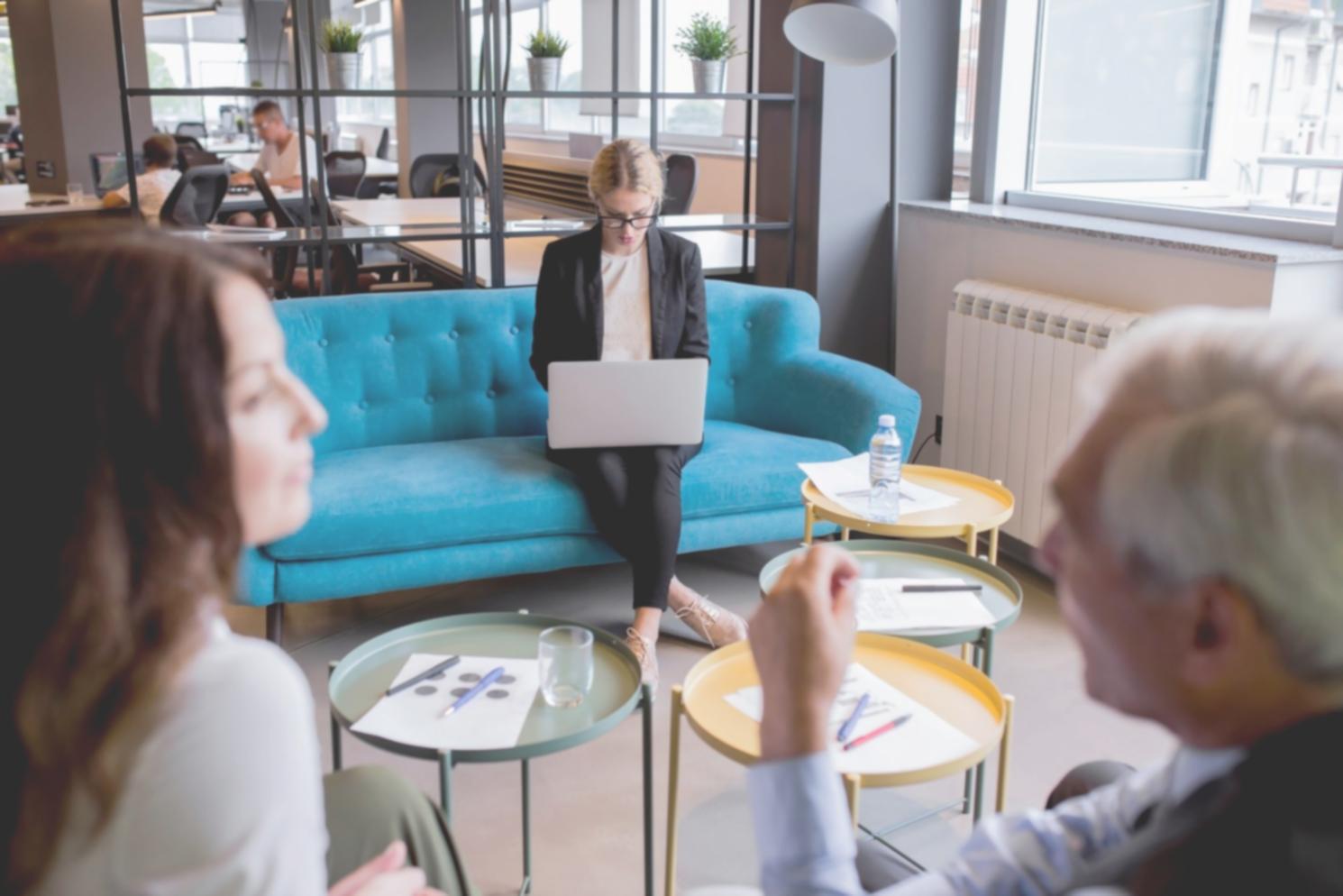 Analyse de documents financiers sur table de travail
